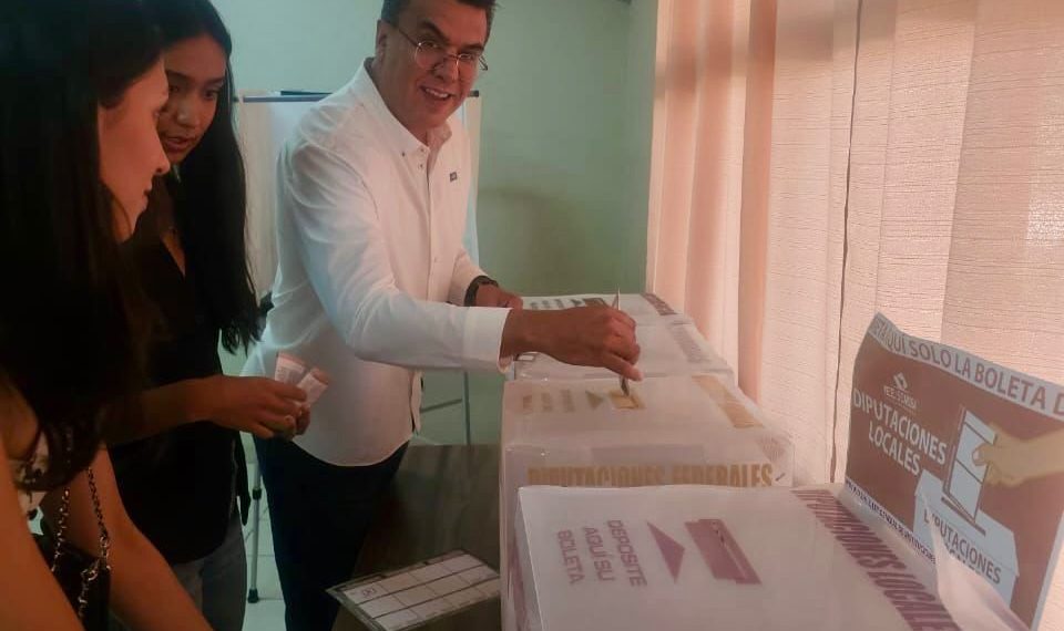 Ramón Flores ejerce su derecho al voto