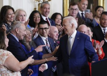 Medio millón de migrantes podrían naturalizarse estadounidenses según plan de Biden