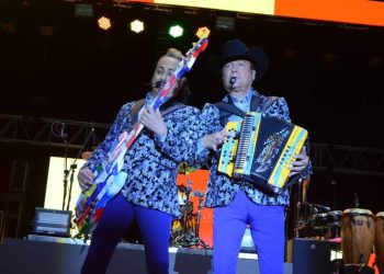 Los Tigres del Norte le hacen frente a la lluvia y dan uno de sus mayores conciertos en Hermosillo