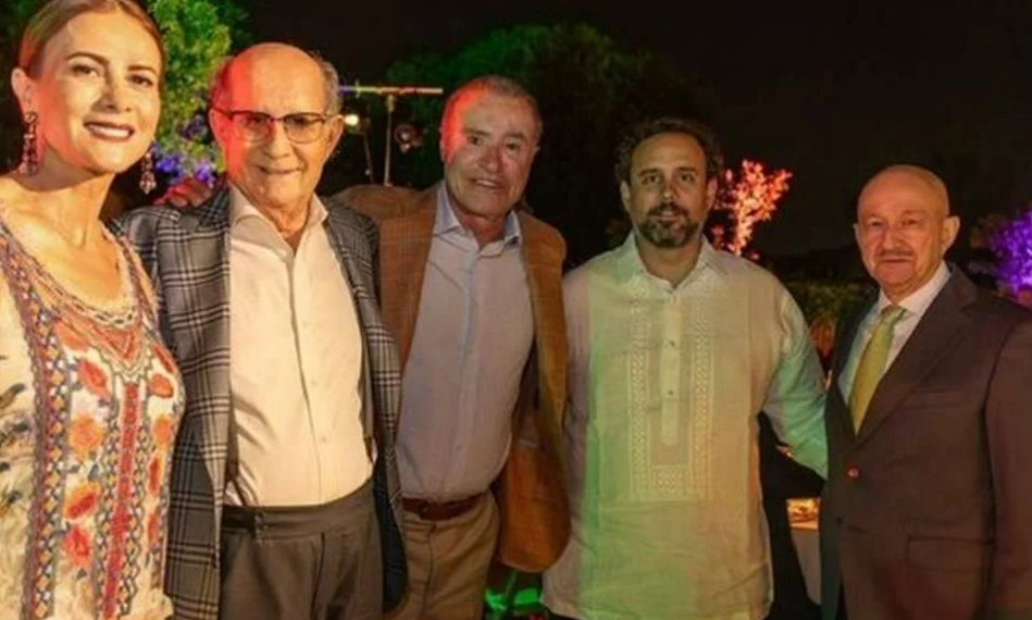 Reaparece Salinas de fiesta en España; posa con Quirino