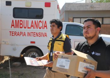 Entregan sueros, agua e información para prevenir golpe de calor