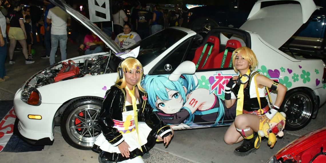 Disfrutan en familia Carshow en la Víactiva