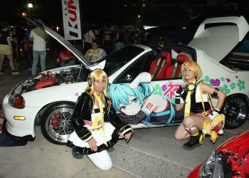 Disfrutan en familia Carshow en la Víactiva