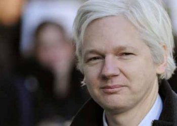 Liberan a Assange tras acuerdo; volverá a Australia