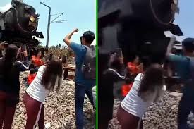 Muere al intentar tomarse selfie con histórica locomotora
