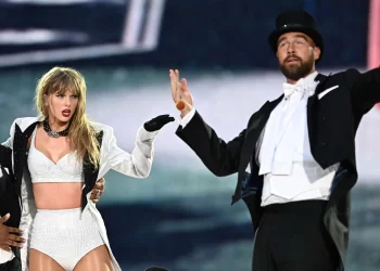Travis Kelce aparece como bailarín en concierto de Taylor Swift