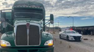 Encuentran 79 migrantes en tractocamión de Agua Prieta