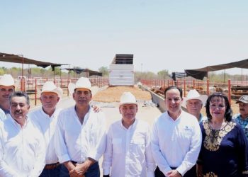 Entrega Gobernador Durazo tractocamión en beneficio de ganaderos del sur de Sonora