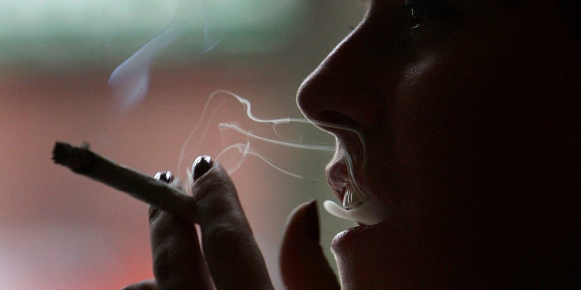 Mueren al años 65 mil niños por exposición al “humo de segunda mano”