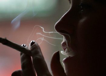 Mueren al años 65 mil niños por exposición al “humo de segunda mano”