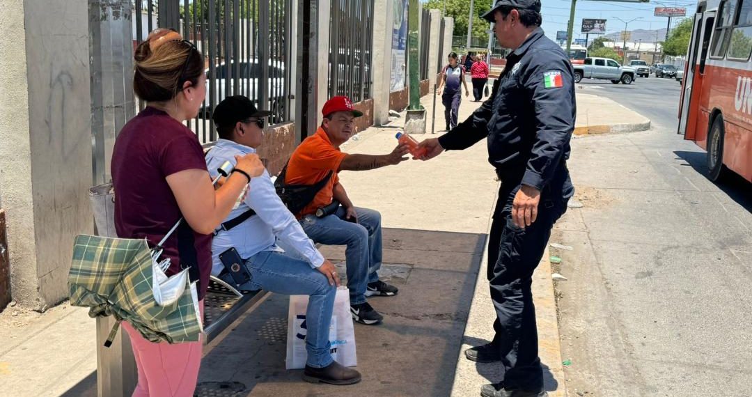Ayuda Ayuntamiento de Hermosillo a personas a evitar riesgos por altas temperaturas