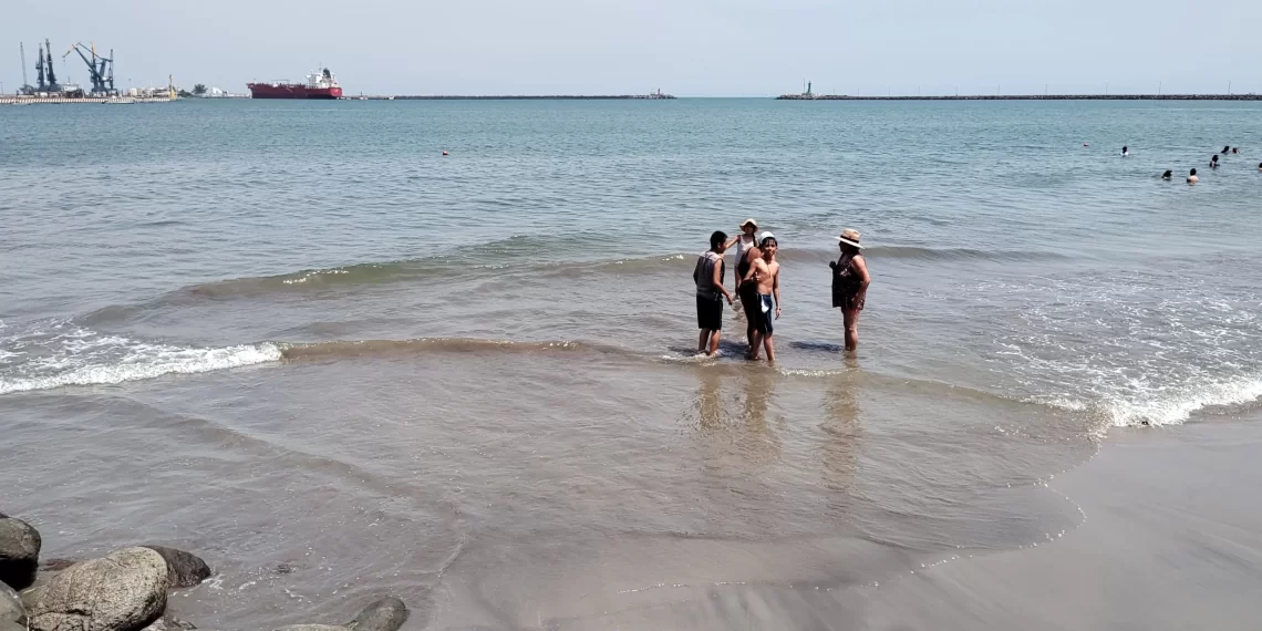 Por bacterias no son aptas para bañistas 18 playas del país: Cofepris