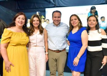 Acompañan Toño Astiazarán y Patty Ruibal a graduados de instancias infantiles DIF