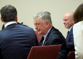 Juicio en contra de Alec Baldwin es anulado por supresión de pruebas