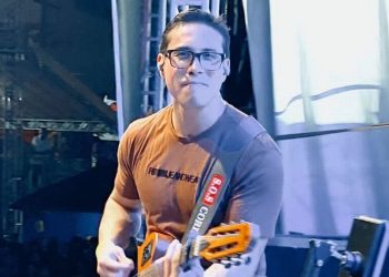 Mientras fan lo abrazaba, muere electrocutado a los 35 años el cantante brasileño Ayres Sasaki