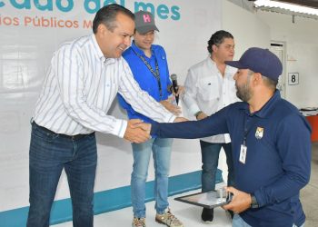 Reconoce Toño Astiazarán a empleadas y empleados municipales