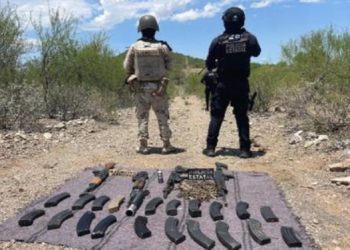 En operativo coordinado entre elementos de la Policía Estatal y del Ejército Mexicano se llevó a cabo el aseguramiento de dos vehículos y arsenal de arma de fuego, en el municipio de Benjamín Hill.