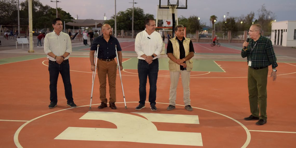 Entrega Toño Astiazarán rehabilitación de canchas de basquetbol en Bahía de Kino