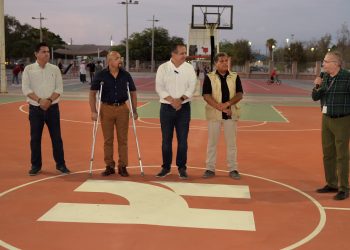 Entrega Toño Astiazarán rehabilitación de canchas de basquetbol en Bahía de Kino
