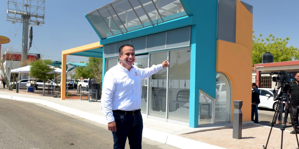 Supervisa Toño Astiazarán prototipo de parada de transporte público