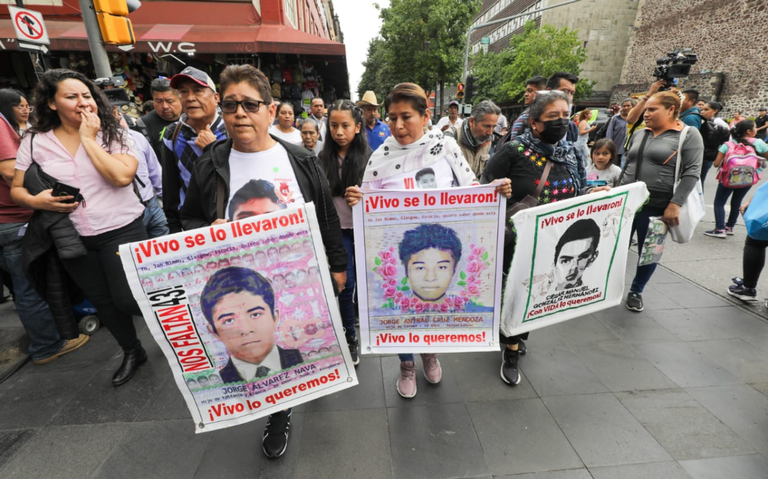 Padres de los 43 de Ayotzinapa, decepcionados de AMLO pero con esperanza en Sheinbaum