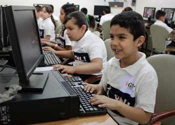 Más de 50% de menores usan internet sin supervisión de adultos: encuesta