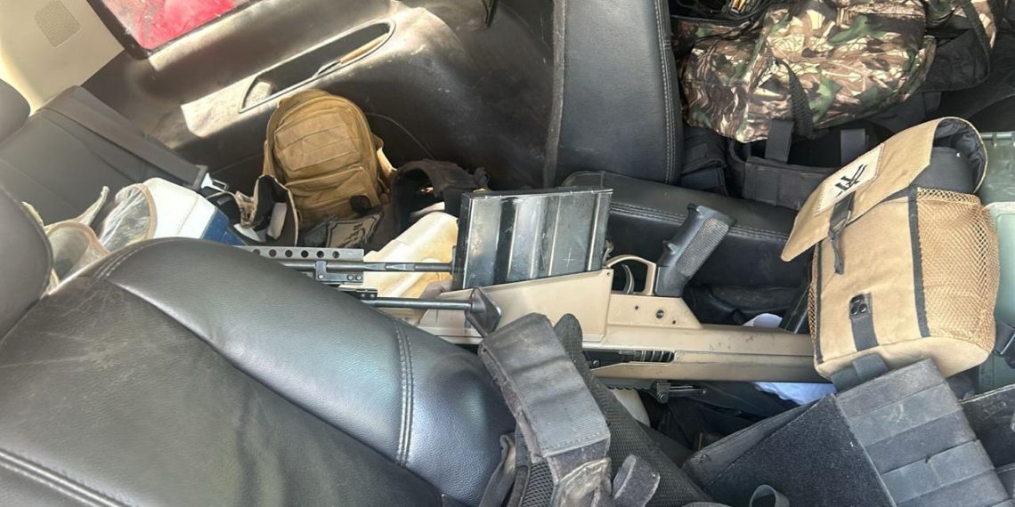 Aseguran autoridades armas, vehículos, explosivos artesanales y otros indicios en Pitiquito