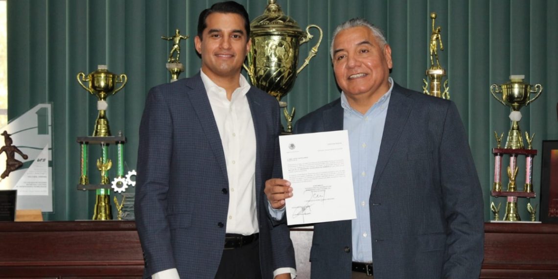 Toma protesta secretario Froylán Gámez a rector de la UTHermosillo