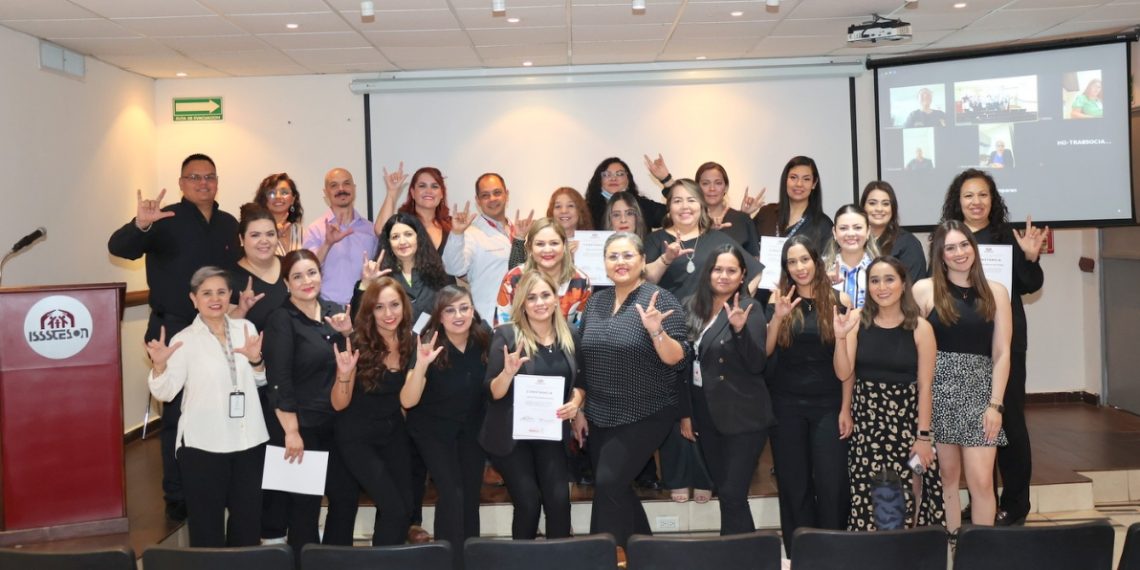 Recibe personal de Isssteson curso de lengua de señas para mejor atención a derechohabientes de la comunidad sorda
