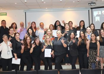 Recibe personal de Isssteson curso de lengua de señas para mejor atención a derechohabientes de la comunidad sorda