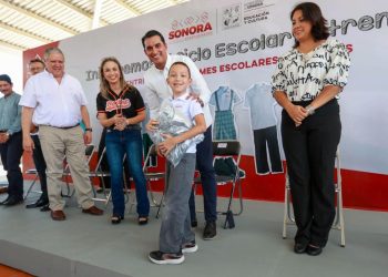 Entrega SEC Sonora los primeros paquetes de uniformes escolares gratuitos en Hermosillo