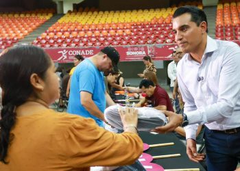 Inicia en Hermosillo entrega de uniformes y zapatos escolares gratuitos