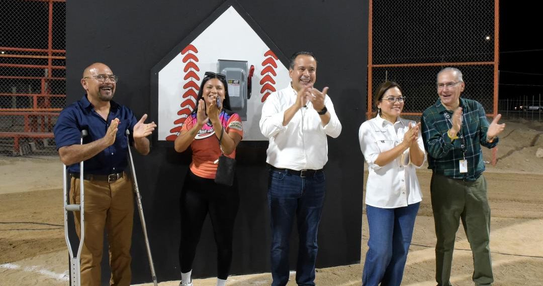 Entrega Toño Astiazarán iluminación de campo de béisbol en Bahía de Kino