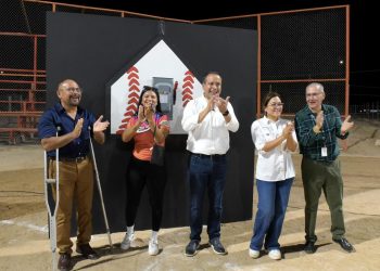 Entrega Toño Astiazarán iluminación de campo de béisbol en Bahía de Kino