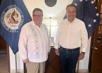 Reconoce Toño Astiazarán a policía municipal por ganar concurso internacional DARE