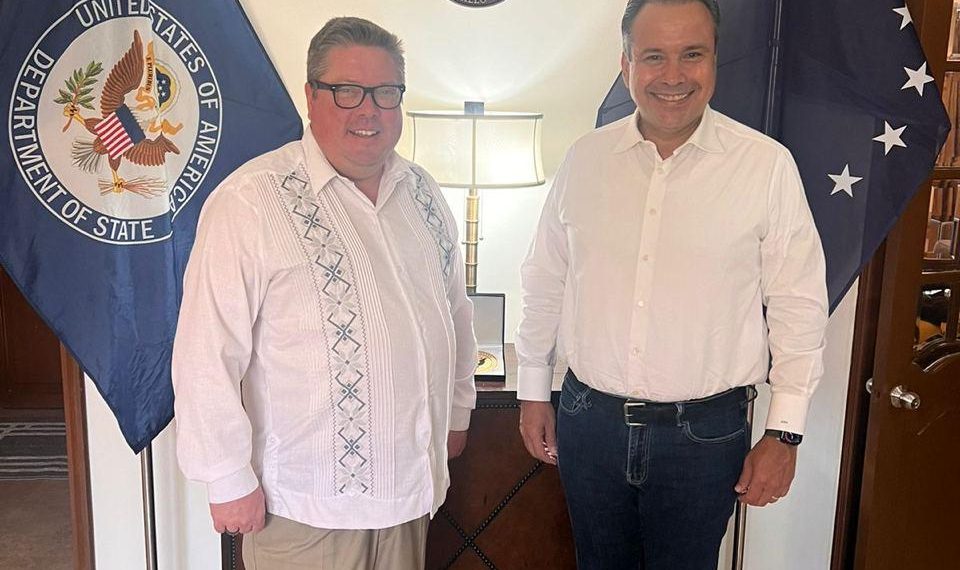 Reconoce Toño Astiazarán a policía municipal por ganar concurso internacional DARE