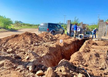Avanza Gobierno del Estado en trabajos de red de agua potable en la colonia Tres Reinas