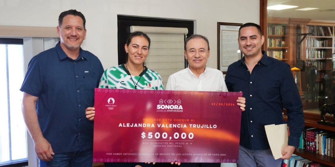 Entrega Gobernador Durazo estímulo económico a Alejandra Valencia por actuación en Juegos Olímpicos
