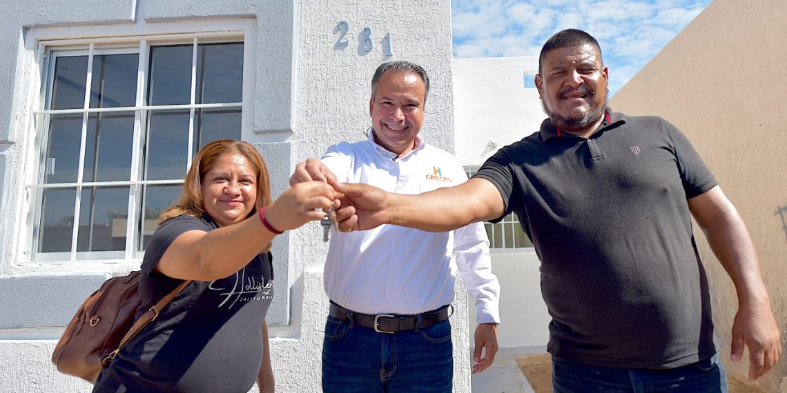 Entrega Toño Astiazarán una vivienda rescatada a pareja con discapacidad auditiva
