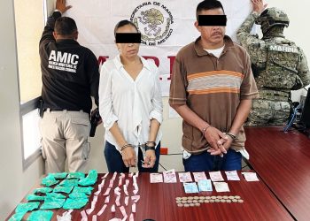 Capturados dos presuntos narcomenudistas en cateo