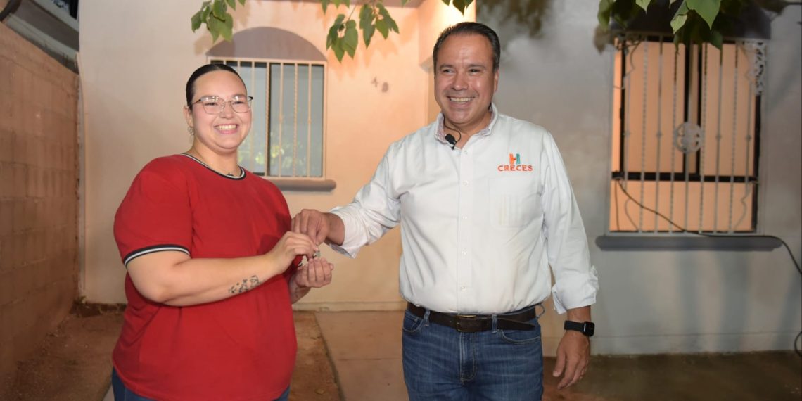 Entrega Toño Astiazarán a familia una vivienda más recuperada en Villa del Real