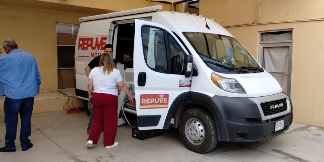 Acerca SSP servicio a población de Altar para regularizar vehículos a través de módulo móvil 