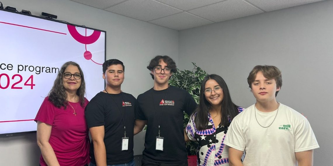 Estudiantes de Cobach Sonora se gradúan de programa de aprendizaje en empresa aeroespacial