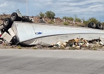 Muere trailero al volcarse en la salida sur de Hermosillo