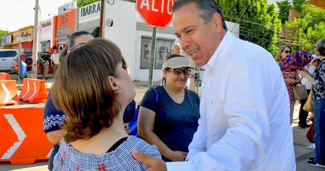 Supervisa Toño Astiazarán rehabilitación de pavimento en la calle 7