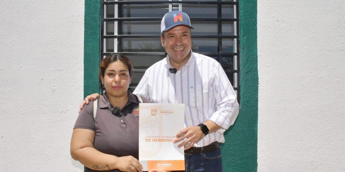 Entrega Toño Astiazarán vivienda Con Hogar CRECES en La Cholla