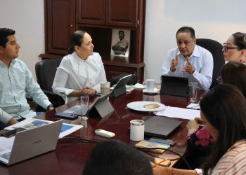 Acude doctora Karla Córdova González a reunión en la Secretaría de Infraestructura y Desarrollo Urbano (Sidur).