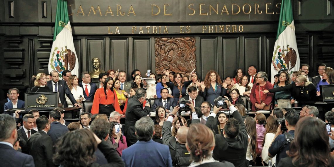 Después de larga sesión y cambio de sede aprueban reforma judicial en lo general