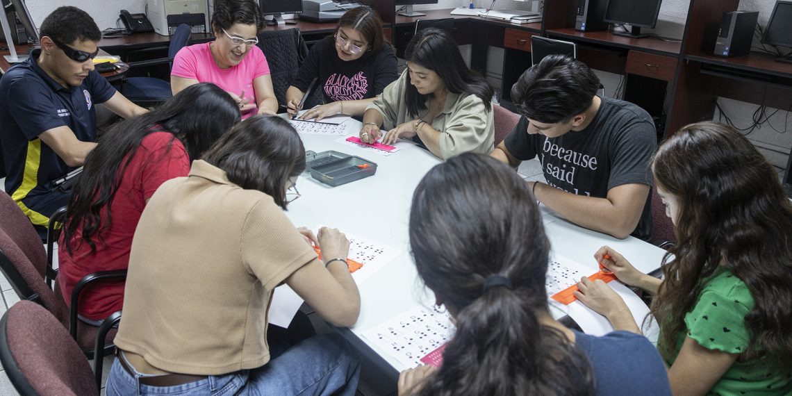 Participan estudiantes en Taller de Lectoescritura Braille en CAIDIV Unison
