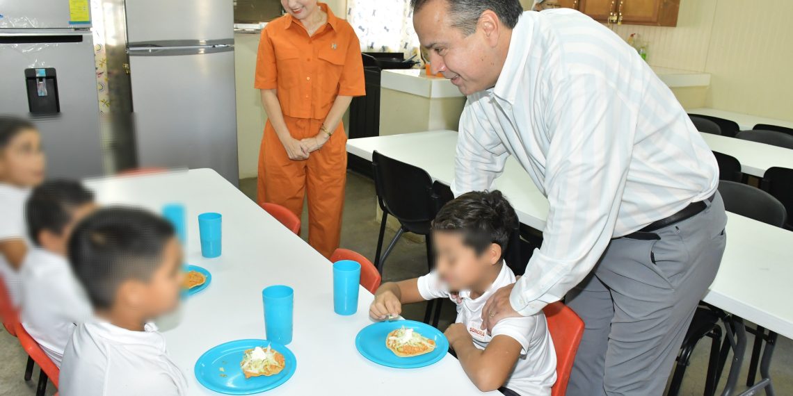 Constata Toño Astiazarán colaboración ciudadana a favor de niñas y niños con desayunos escolares calientes
